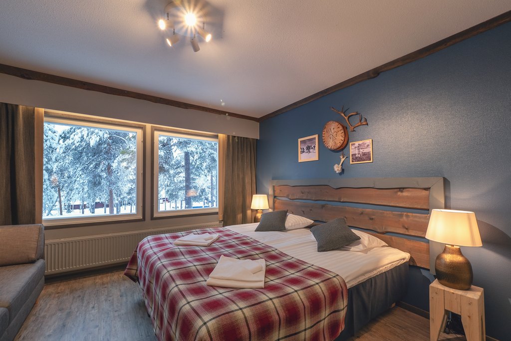 Jeris Lakeside Resort Standard room overlooking wintery landscape