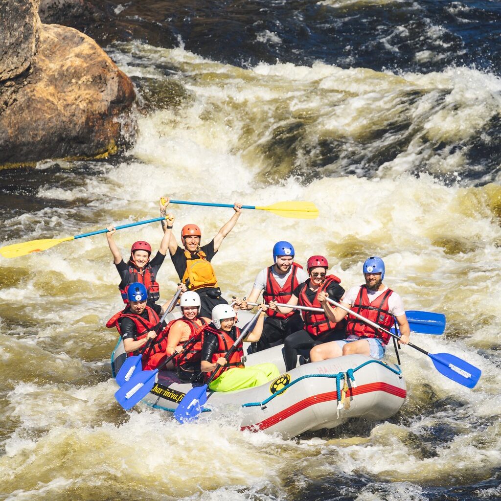 a group of guests enjoying rafting in Muoniojoki river