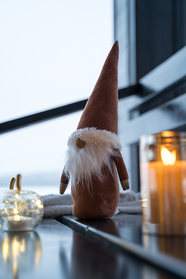 FI:
Tunnelmallinen joulutonttu saunan lauteilla, ympärillään kynttilän lämmin valo ja hillityt joulukoristeet. Rauhallinen ja lämmin joulutunnelma heijastaa Lapin talven pehmeyttä Harriniva Hotels & Safaris -kohteessa sekä Arctic Sauna Worldissa.
EN:
A cozy Christmas gnome standing on sauna benches, surrounded by warm candlelight and subtle holiday decorations. The calm and inviting Christmas atmosphere reflects the soft winter spirit of Lapland at Harriniva Hotels & Safaris and Arctic Sauna World.