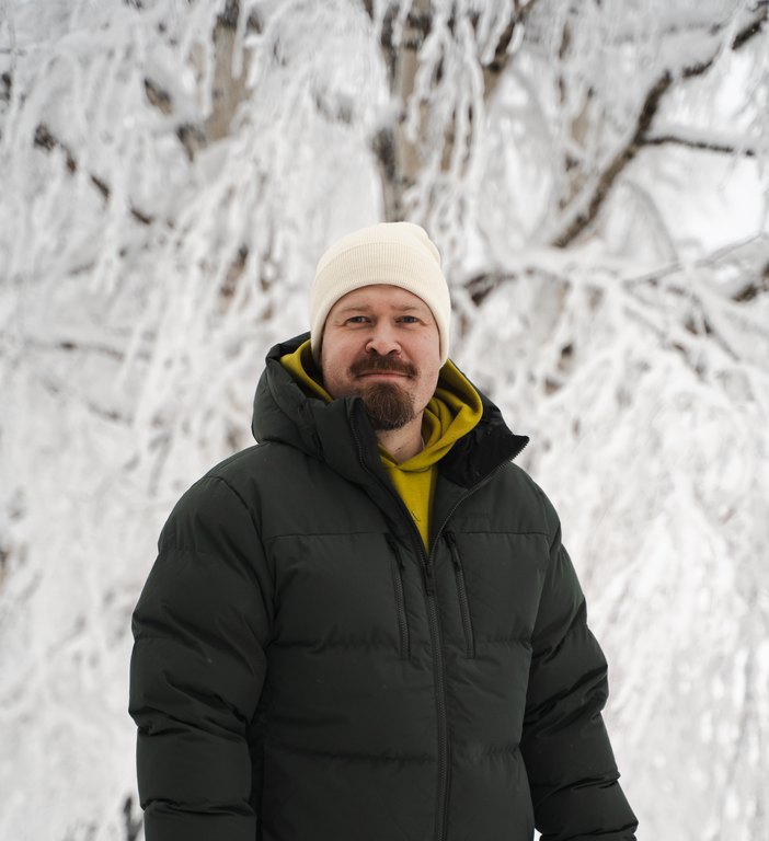 FI:
Talvinen muotokuva Harriniva Hotels & Safarisin markkinointipäälliköstä Joonas Saarisesta lumisen metsän keskellä Lapissa. Lämmin talviasu ja rauhallinen ilme heijastavat arktista luontoa, talvista tunnelmaa ja Harrinivan henkeä.
EN:
Winter portrait of Joonas Saarinen, Head of Marketing at Harriniva Hotels & Safaris, standing in a snowy Lapland forest. Warm winter clothing and a calm expression reflect Arctic nature, winter atmosphere and the spirit of Harriniva.