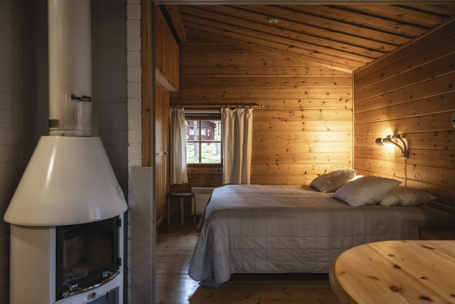 Jeris Lakeside Resortin hirsimökki Jerisjärvellä Lapissa, tunnelmallinen mökkimajoitus luonnonpuusta. Mökissä on moderni takka, pehmeät tekstiilit, lämmin valaistus ja harmoninen puusisustus, jotka luovat rauhallisen ja aidon Lapin tunnelman luonnon keskellä.

In English (EN):
A Lakeside Log Cabin at Jeris Lakeside Resort by Lake Jeris in Finnish Lapland, offering atmospheric log cabin accommodation made from natural wood. The cabin features a modern fireplace, soft textiles, warm lighting, and a harmonious wooden interior, creating a peaceful and authentic Lapland retreat surrounded by nature.