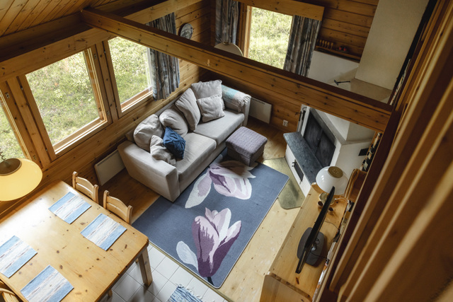 Suomeksi (FI):
Jeris Lakeside Resortin Forest -mökkimajoitus Jerisjärvellä Lapissa. Luonnonpuusta rakennettu hirsimökki tarjoaa avaran ja viihtyisän oleskelutilan, takan, ruokailualueen ja suuret ikkunat metsään. Rauhallinen mökkimajoitus yhdistää lappilaisen luonnon, lämpimän tunnelman ja aidon metsän keskellä asumisen elämyksen.

In English (EN):
A Forest cabin accommodation at Jeris Lakeside Resort by Lake Jeris in Finnish Lapland. The wooden cabin features a spacious living area, fireplace, dining space, and large windows opening to the surrounding forest. A peaceful cabin stay that combines natural materials, comfort, and the tranquility of Lapland’s nature.