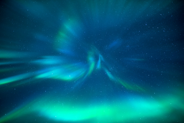 FI: Vihreä–turkoosit revontulet kiertyvät ja säteilevät tähtikirkkaalla yötaivaalla Lapissa – All-Inclusive Authentic Lapland Adventure -lomapakettien tunnelmaa Harriniva Hotels & Safarisissa, Muoniossa.
EN: Green and turquoise northern lights swirl and radiate across a star-filled Lapland night sky—capturing the atmosphere of an All-Inclusive Authentic Lapland Adventure holiday package with Harriniva Hotels & Safaris in Muonio, Finnish Lapland.