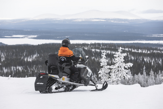 FI: Moottorikelkkailija pysähtyy tunturin rpäällä ihailemaan lumista Lapin maisemaa ja kaukaisia järviä Muoniossa – Snowmobile Scenery Tour osana All-Inclusive Authentic Lapland Adventure -lomapakettia Harriniva Hotels & Safarisissa.
EN: A snowmobiler stops on a fell top to admire the snowy Lapland panorama and distant lakes in Muonio—Snowmobile Scenery Tour as part of the All-Inclusive Authentic Lapland Adventure holiday package with Harriniva Hotels & Safaris.