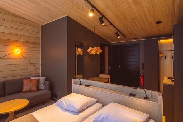 FI: Harriniva Adventure Resortin Arctic Glass Suite kesällä Lapissa, moderni majoitushuone kahdelle, lämmin puusisustus, suuret ikkunat ja rauhallinen tunnelma luonnonläheiseen lomaan. Harriniva Hotels & Safaris tarjoaa tyylikästä majoitusta Lapissa mukavuuden ja pohjoisen luonnon äärellä.
EN: Arctic Glass Suite at Harriniva Adventure Resort in summer in Lapland, a modern accommodation room for two with warm wooden interiors, large windows, and a peaceful atmosphere for a nature-focused holiday. Harriniva Hotels & Safaris offers stylish accommodation in Lapland close to comfort and northern nature.