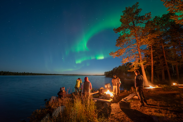 Suomi: Revontulet hehkuvat syksyisellä tähtitaivaalla Jerisjärven yllä, kun vieraat kokoontuvat nuotion äärelle järven rannalle – Autumn Aurora -all inclusive -lomapaketti Jeris Lakeside Resortissa tarjoaa unohtumattoman revontulielämyksen Lapissa.
English: Northern lights glow across an autumn starry sky above Lake Jeris as guests gather by a campfire on the shore—Autumn Aurora all-inclusive holiday package at Jeris Lakeside Resort for unforgettable aurora nights in Finnish Lapland.