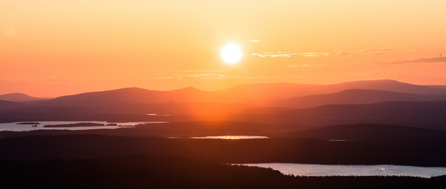 FI: Aurinko laskee Lapin tuntureiden ja järvien ylle, ja maisema hehkuu lämpimissä kesän sävyissä. Harriniva Hotels & Safaris tarjoaa unohtumattoman kesäloman Lapissa järvimaisemien ja yöttömän yön keskellä.
EN: The sun sets over Lapland’s fells and lakes, filling the landscape with warm summer light. Harriniva Hotels & Safaris offers an unforgettable summer holiday in Lapland among lake views and the midnight sun.